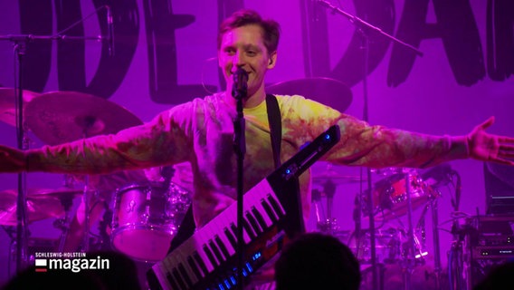 Sänger Jonas Nay von der Band Pudeldame im Konzert. © Screenshot 