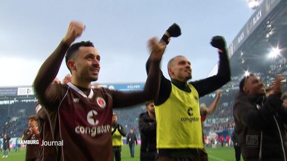 Spieler des FC St. Pauli jubeln nach einem Sieg gegen Hansa Rostock. © Screenshot 