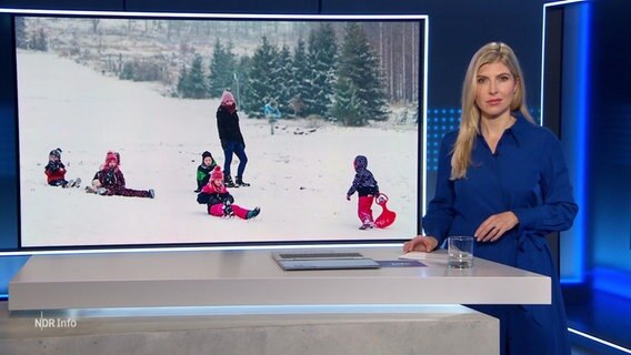 Bibiana Barth moderiert NDR Info. © Screenshot 