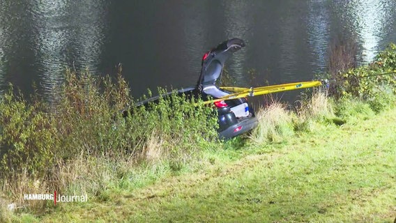 Ein Auto wird rückwärts mit einem gelben Gurt aus der Elbe gezogen. © Screenshot 