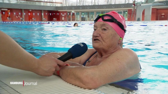 Lotti Müller, Ehren-Schwimmerin, im neuen Becken der Alsterschwimmhalle. © Screenshot 