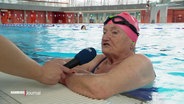 Lotti Müller, Ehren-Schwimmerin, im neuen Becken der Alsterschwimmhalle. © Screenshot 