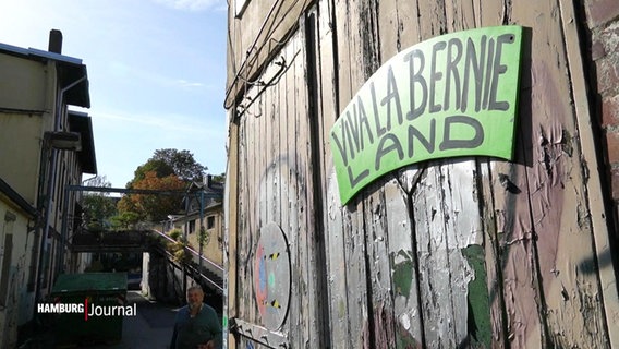 Ein Tor mit einem grünen Schild, auf dem "Viva La Bernie" steht. Hier geht es auf das Gelände in der Bernstorffstraße. © Screenshot 