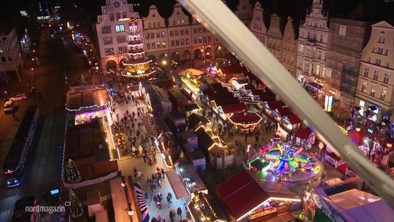 Ein Weihnachtsmarkt von oben, aus einem Riesenrad gefilmt. © Screenshot 