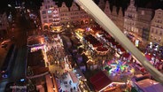 Ein Weihnachtsmarkt von oben, aus einem Riesenrad gefilmt. © Screenshot 
