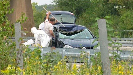 Ein eingedeltes Auto auf der Autobahn. © Screenshot 
