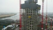 Eine Baustelle mit vielen Gerüsten. © Screenshot 
