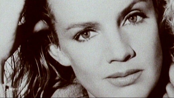 Ein schwarz-weiß Protrait von Jil Sander. © Screenshot 