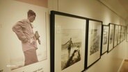 Ausstellungsansicht mit gerahmten Fotografien. © Screenshot 