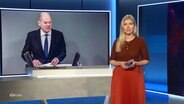 Nachrichtensprecherin Bibiana Barth moderiert NDR Info. © Screenshot 