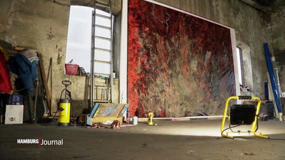 Ein großes Gemälde in einem Fabrikgebäude. © Screenshot 