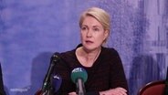 Ministerpräsidentin Manuela Schwesig spricht auf der Landespressekonferenz. © Screenshot 