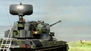 Ein Panzer, im Hintergrund das Meer. © Screenshot 
