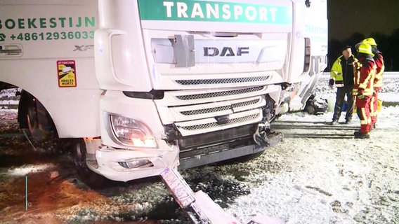 Eine Schneebedeckte Unfallstelle mit Lkw und Rettungskräften. © Screenshot 