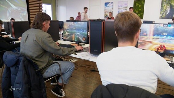 Mehrere Personen spielen ein Videospiel. © Screenshot 