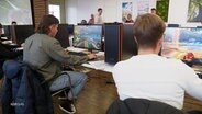 Mehrere Personen spielen ein Videospiel. © Screenshot 