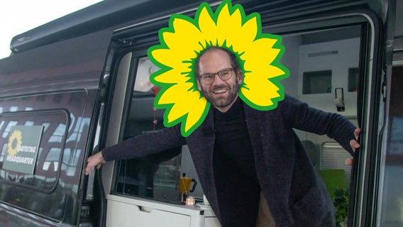 Maxi Schafroth beim Grünen-Parteitag mit einer Sonnenblume auf dem Kopf. (extra 3 vom 29.11.2023 im NDR Fernsehen) © NDR 