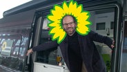 Maxi Schafroth beim Grünen-Parteitag mit einer Sonnenblume auf dem Kopf. (extra 3 vom 29.11.2023 im NDR Fernsehen) © NDR 