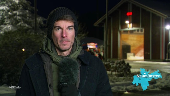 Der Reporter Carsten Salzwedel berichtet aus Neumünster. © Screenshot 