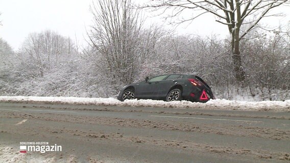 Ein Auto im Straßengraben. Es liegt Schnee. © Screenshot 