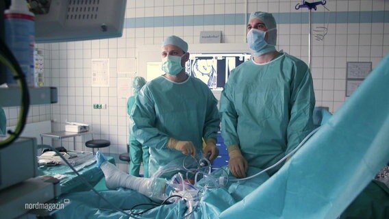 Zwei Ärzte operieren an einem Knie. © Screenshot 