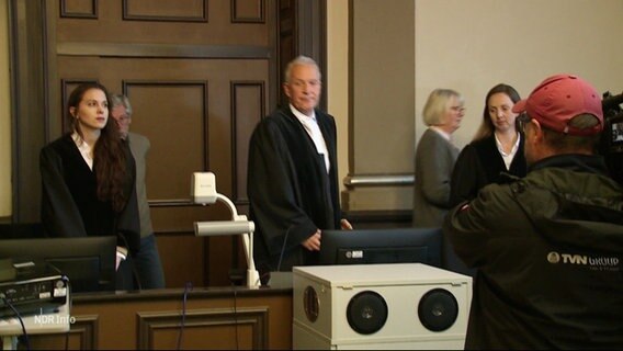 Menschen in Roben in einem Gerichtssaal. © Screenshot 