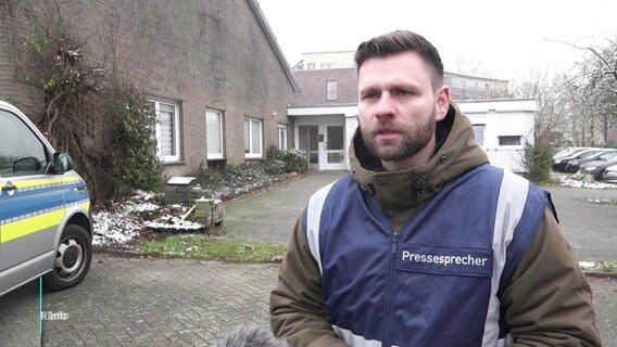 Ein Pressesprecher der Polizei spricht in die Kamera. © Screenshot 