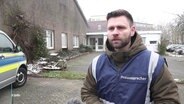 Ein Pressesprecher der Polizei spricht in die Kamera. © Screenshot 