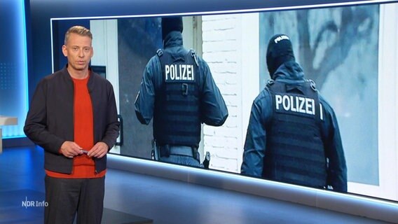 Nachrichtensprecher André Schünke moderiert NDR Info. © Screenshot 