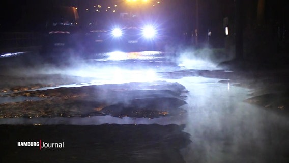 Einsatzfahrzeuge bei einem Wasserrohrbruch in Hamburg. © Screenshot 