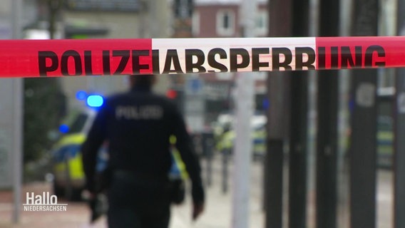 Nahaufnahme eines Polizeiabsperrbands. © Screenshot 