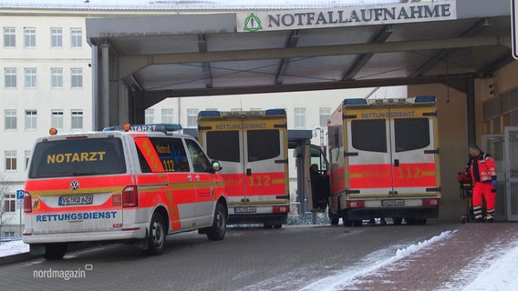 Mehrere Krankenwagen stehen vor der Notaufnahme an der Asklepios-Klinik Pasewalk. © Screenshot 