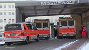Mehrere Krankenwagen stehen vor der Notaufnahme an der Asklepios-Klinik Pasewalk. © Screenshot 