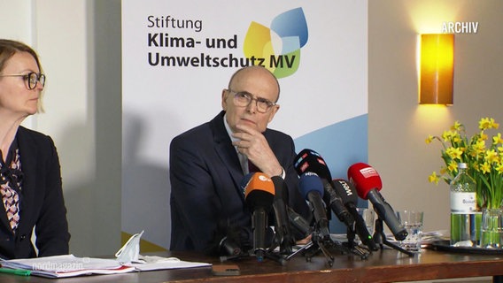 Erwin Sellering, Vorstand der Klimastiftung MV, bei einer Pressekonferenz. © Screenshot 