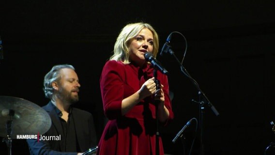 Die Sängerin Annett Louisan auf der Bühne. © Screenshot 