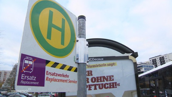 Schild an einer Bushaltestelle verweist auf Ersatzverkehr. © Screenshot 