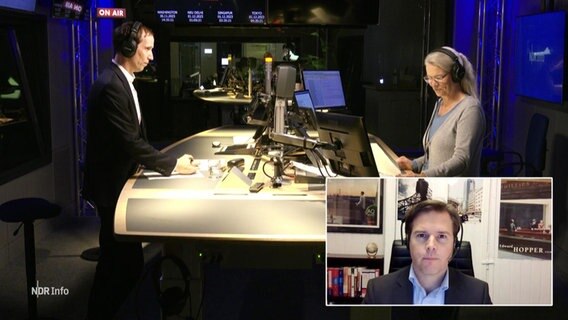 Birgit Langhammer mit Gästen im Studio von NDR Info. Sie moderiert die NDR Info Redezeit. © Screenshot 