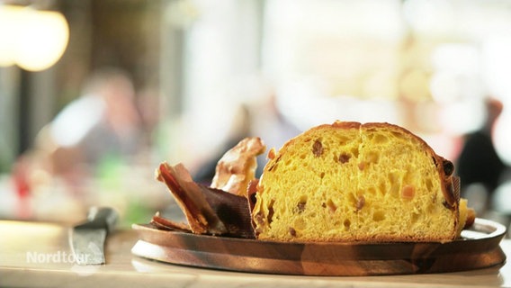 Ein aufgeschnittener, auf einem Teller angerichteter Panettone. © Screenshot 