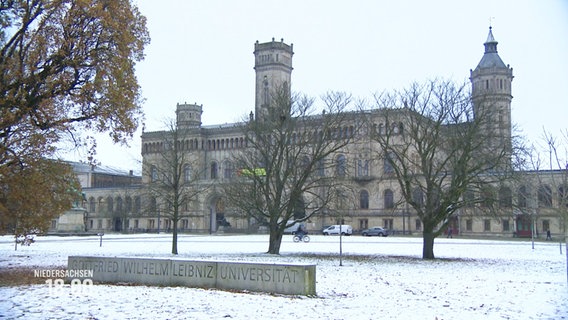 Ein Gebäude und eine Grünfläche im Schnee. © Screenshot 