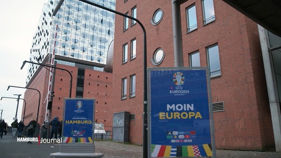 Plakatwände mit den Logos der Fußball-EM vor der Hamburger Elbphilharmonie. © Screenshot 