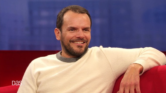 TV-Koch Steffen Henssler zu Gast auf dem roten Sofa. © Screenshot 