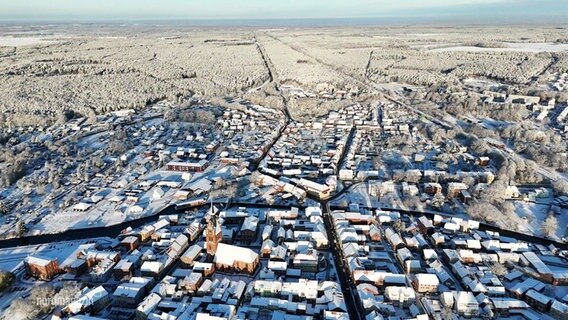 Ein Foto einer Stadt im Schnee aus der Vogelperspektive. © Screenshot 