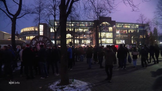 Das Millerntor bei Nacht. © Screenshot 