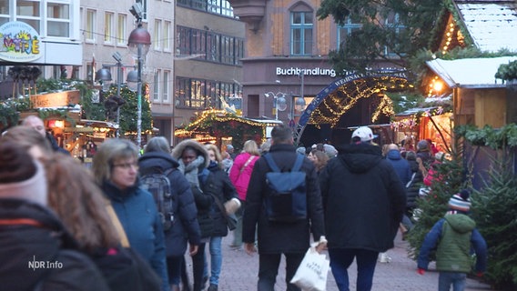 Ein gefüllter Weihnachtsmarkt. © Screenshot 