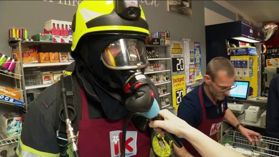 Eine Person der Feuerwehr mit Gasmaske. © Screenshot 