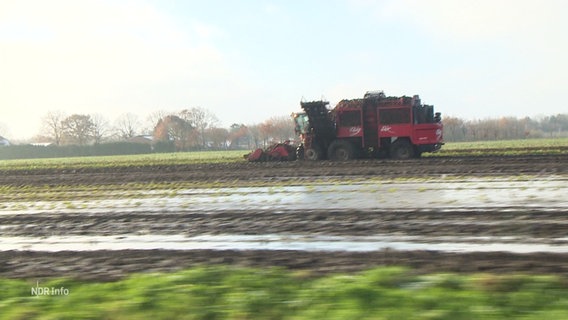 Ein Traktor, der über einen Acker fährt. © Screenshot 