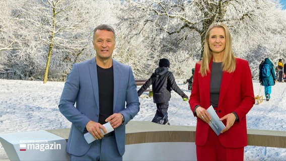 Gerrit Derkowski und Gabi Lüeße stehen im Studio und moderieren das Schleswig-Holstein Magazin. © Screenshot 