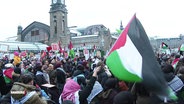 Menschen bei einer Pro-Palästina-Demo in Hamburg. © Screenshot 