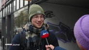 Reporterin Anne Adams spricht in Eimsbüttel mit einem jungen Mann namens Jonathan über sein Thema der Woche. © Screenshot 