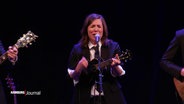 Stefanie Hempel singt bei ihrer Beatles-Show im St. Pauli Theater auf der Bühne. © Screenshot 